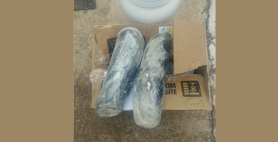 Haxixe, droga extraída da flor da planta da maconha, encontrado no carro: encomenda pelos correios no nome da pesquisadora (Foto: PM-DF)