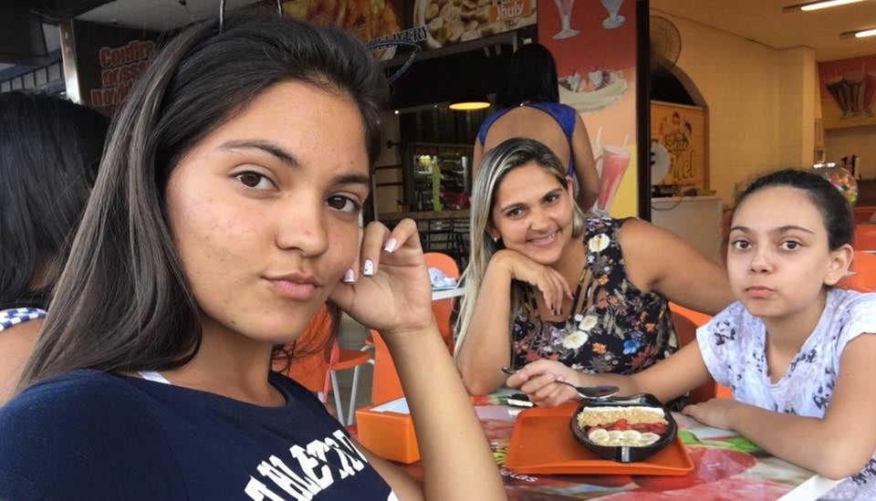 Raphaella Noviski, morta durante aula por atirador, em Alexânia, ao lado da irmã caçula e mãe, Rosângela: Saudade e revolta (Foto: Arquivo Pessoal)