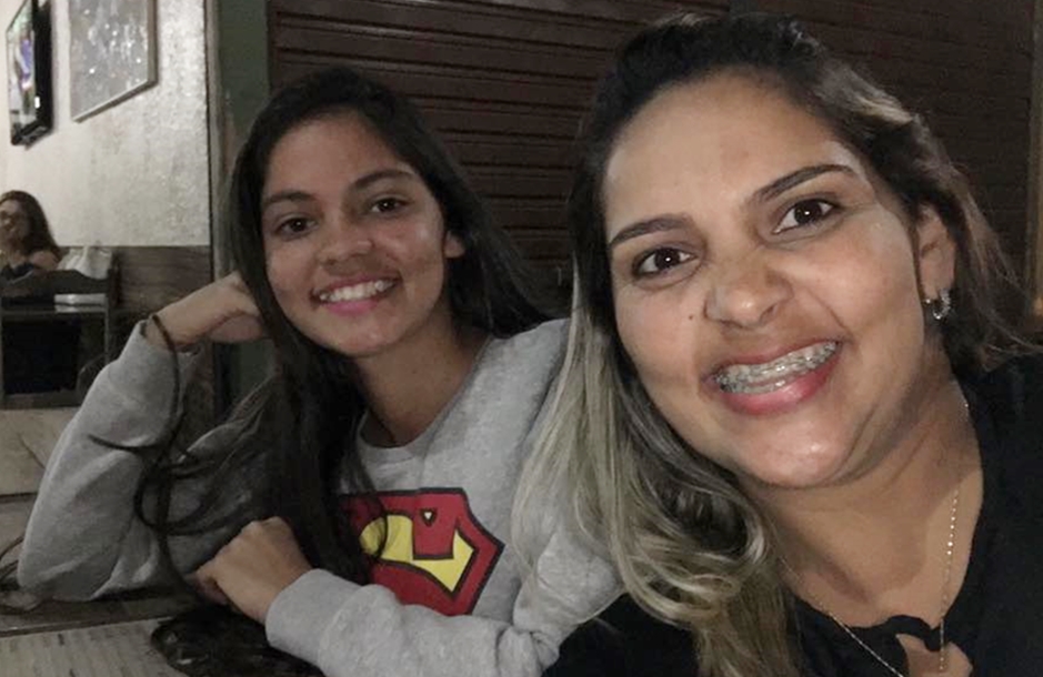 Raphaella Noviski, morta durante aula por atirador, em Alexânia, ao lado da mãe, Rosângela: Saudade e revolta (Foto: Arquivo Pessoal)