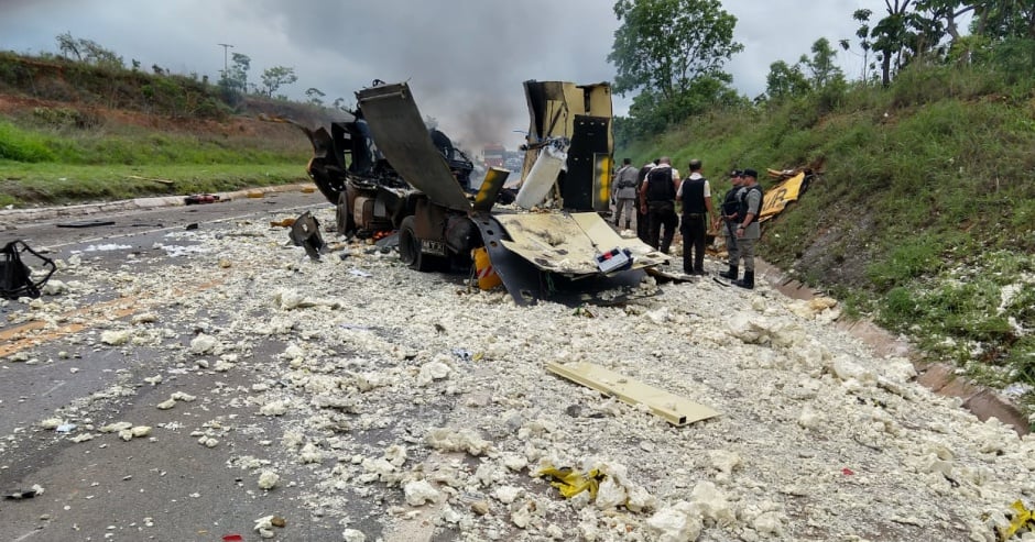 Bandidos que explodiram carro forte em Cristalina nesta tarde teriam fugido rumo a Minas Gerais, segundo autoridades (Foto do leitor)