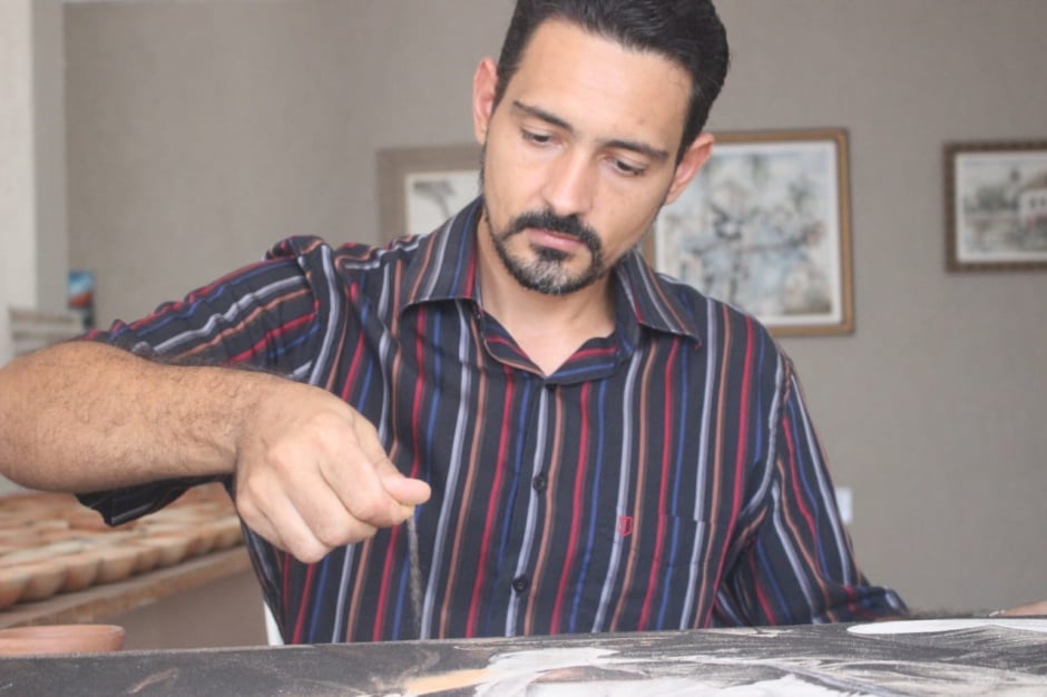Artista goiano leva pinturas com areia da Serra Dourada para o Brasil
