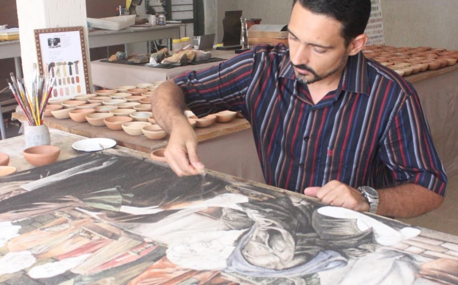 Artista Auriovane D'Ávila, goiano que aprimorou técnica de pintura com areia em tela (Foto: Arquivo Pessoal)