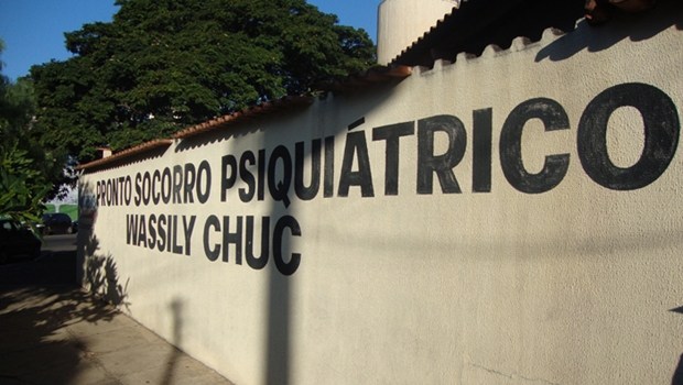 Um adolescente, de 14 anos, pegou o revólver de um agente prisional e atirou nas dependências do Pronto-Socorro Wassily Chuc, no setor Jardim América. (Foto: Reprodução/SMS)