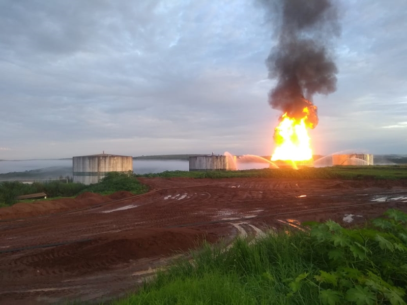 Incêndio atinge usina de álcool, em Serranópolis (Foto: Reprodução / Bombeiros)