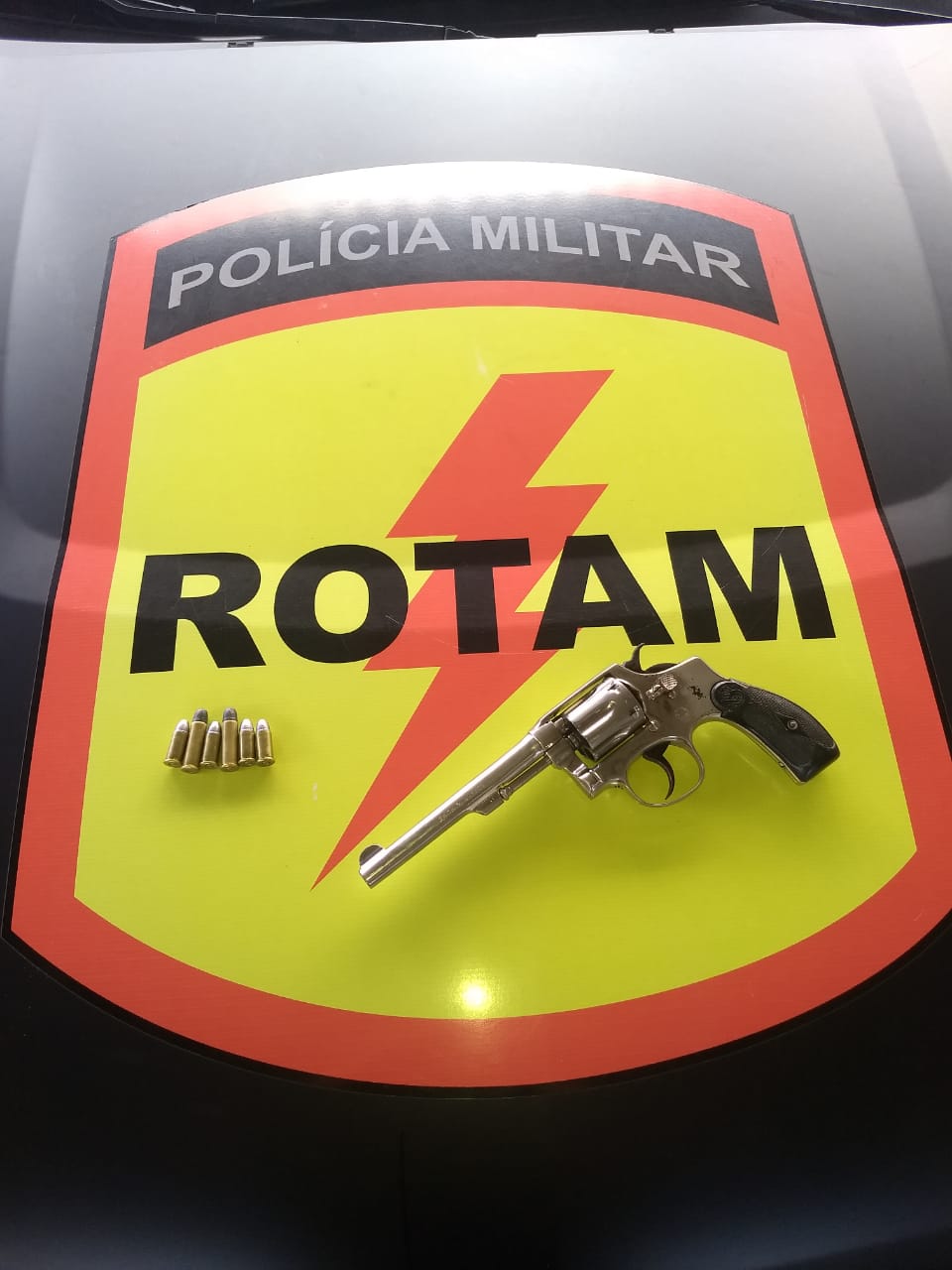 Com arma de fogo, apreendida pela Polícia Militar, dupla assaltava ônibus, em Goiânia (Foto: PM-GO)