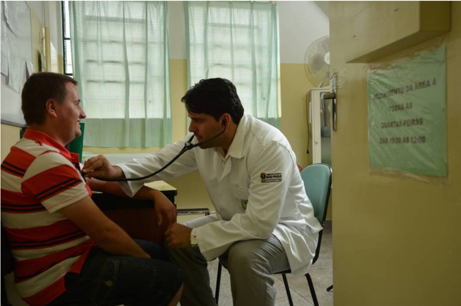 Médico atendendo paciente. (Foto: Reprodução - Agencia Brasil)