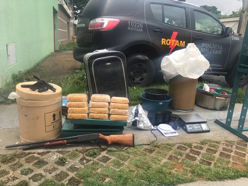 Apreensão: Uma espingarda calibre 12, pistola de uso restrito, drogas e insumos para refino (Foto: Divulgação/ PM)