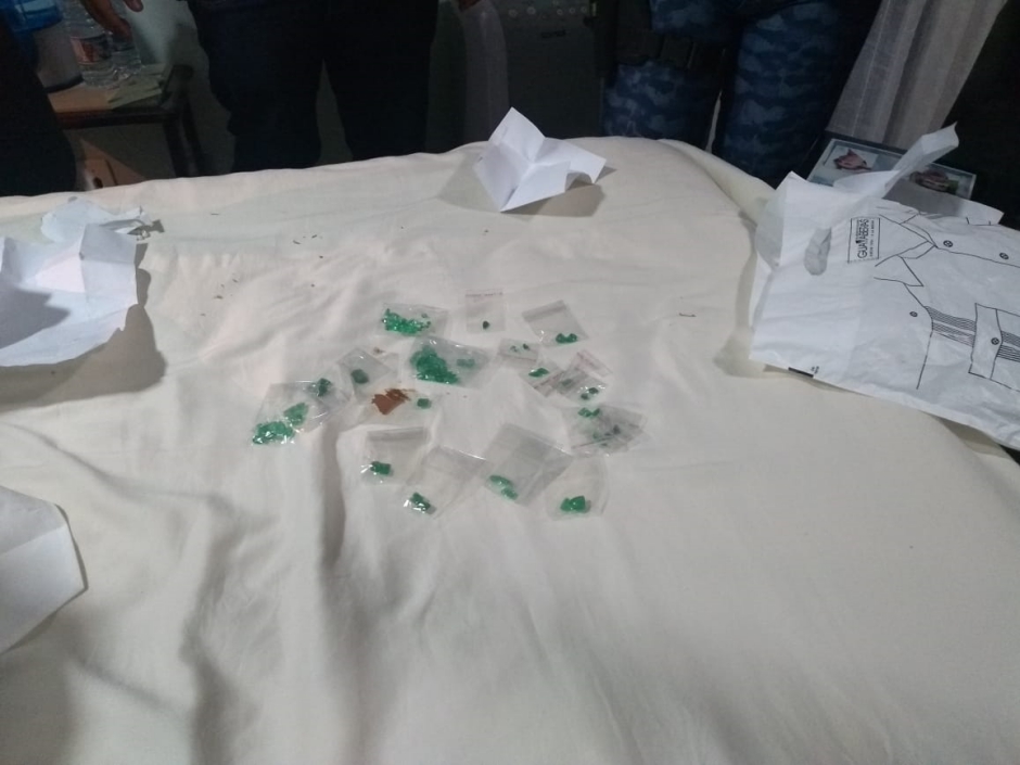 Dinheiro e pedras preciosas são encontrados pela Polícia Civil escondidos dentro de porão que era fechado no fundo falso de um guarda roupas (Foto: PC-GO)