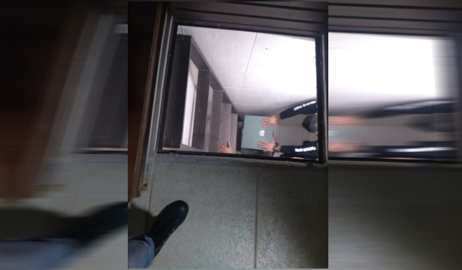 Dinheiro e pedras preciosas são encontrados pela Polícia Civil escondidos dentro de porão que era fechado no fundo falso de um guarda roupas (Foto: PC-GO)
