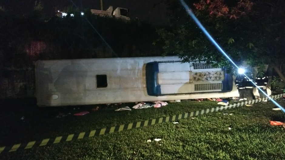 Dois passageiros morreram e 41 ficaram feridos em capotamento com ônibus clandestino, no perímetro urbano da BR-153, em Goiânia (Foto: PC-GO)