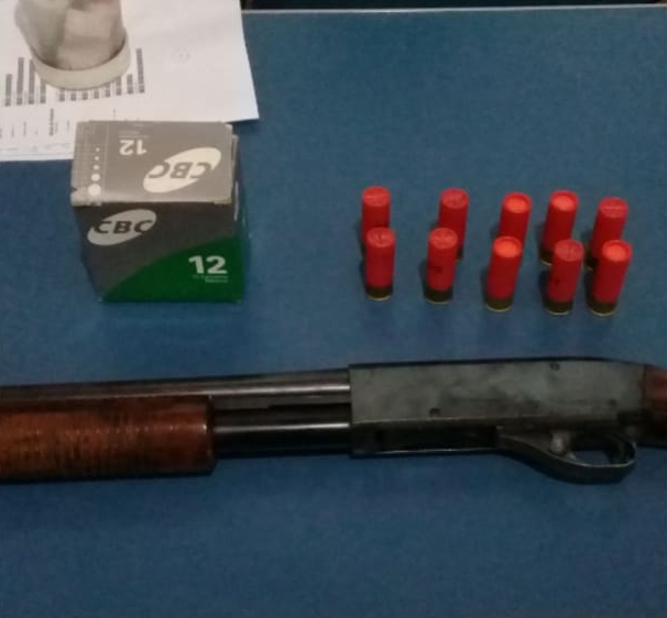 Arma e munições apreendidos pela PM (Foto: Reprodução/Whatsapp)