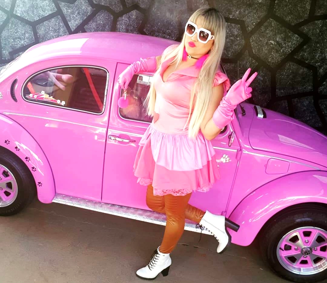 A dona do fusca Penélope Charmosa adora rosa e até se veste da personagem (Foto: Arquivo pessoal / Lailla Cristina)