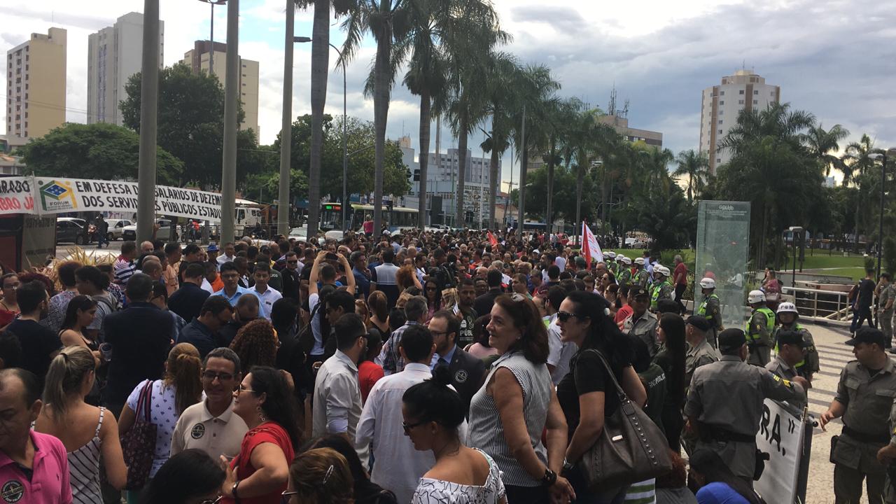 Servidores da educação e da Polícia estiveram presente na manifestação (Foto: Mais Goiás)