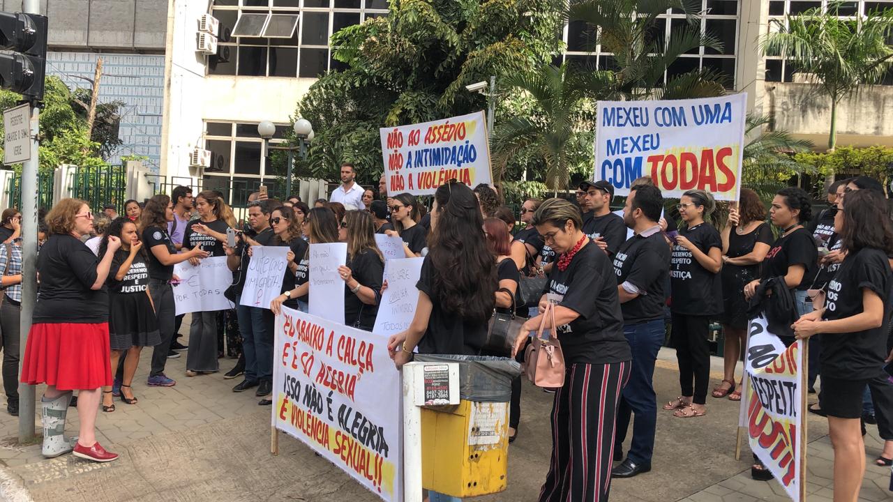 Mulheres se reuniram na porta do TJGO (Foto: Divulgação)