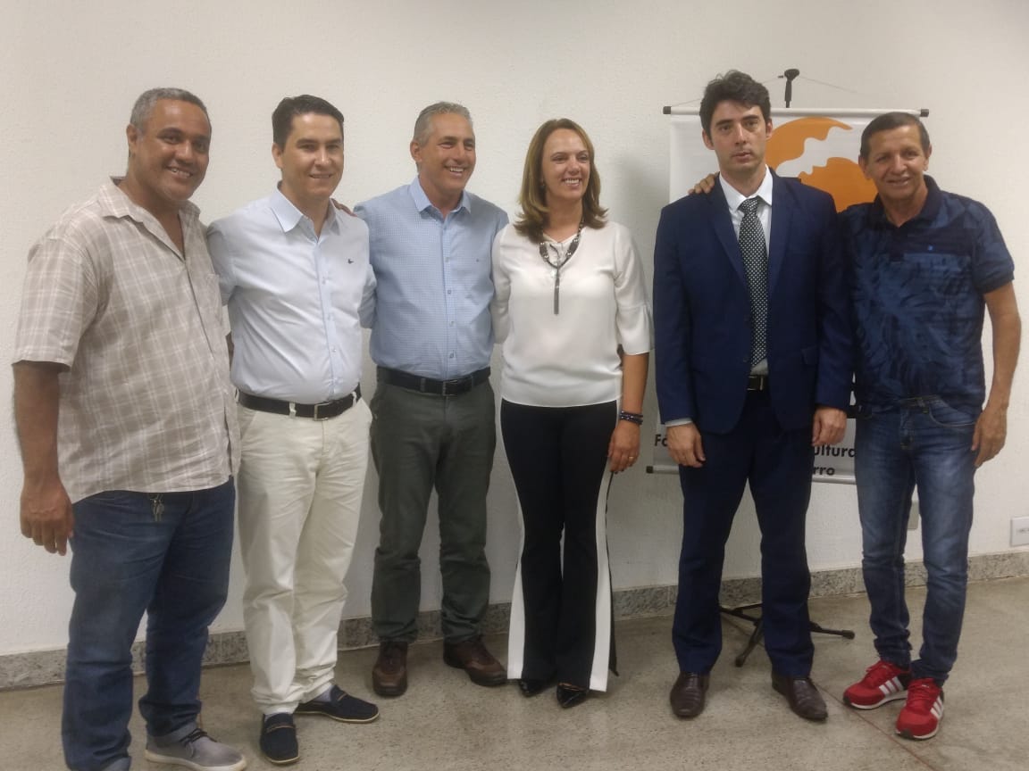 Presidente da Goiás Turismo, Fabrício Amaral (segundo da direita para esquerda) e representantes das cidades envolvidas (Foto: Mais Goiás)