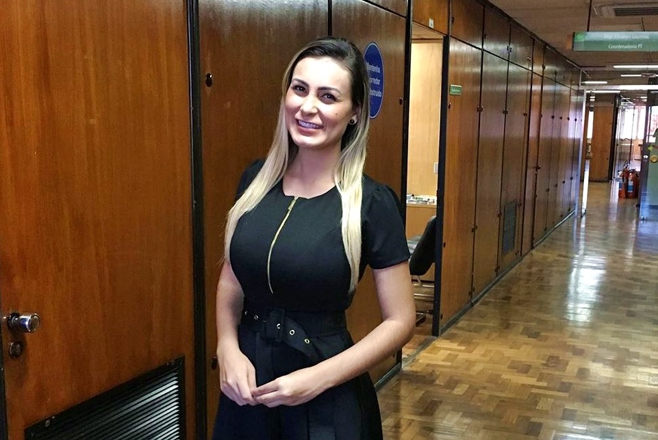 Em seu perfil no Instagram, Andressa Urach vem publicando fotos do dia-a-dia na Assembleia (Foto: Reprodução/Instagram)