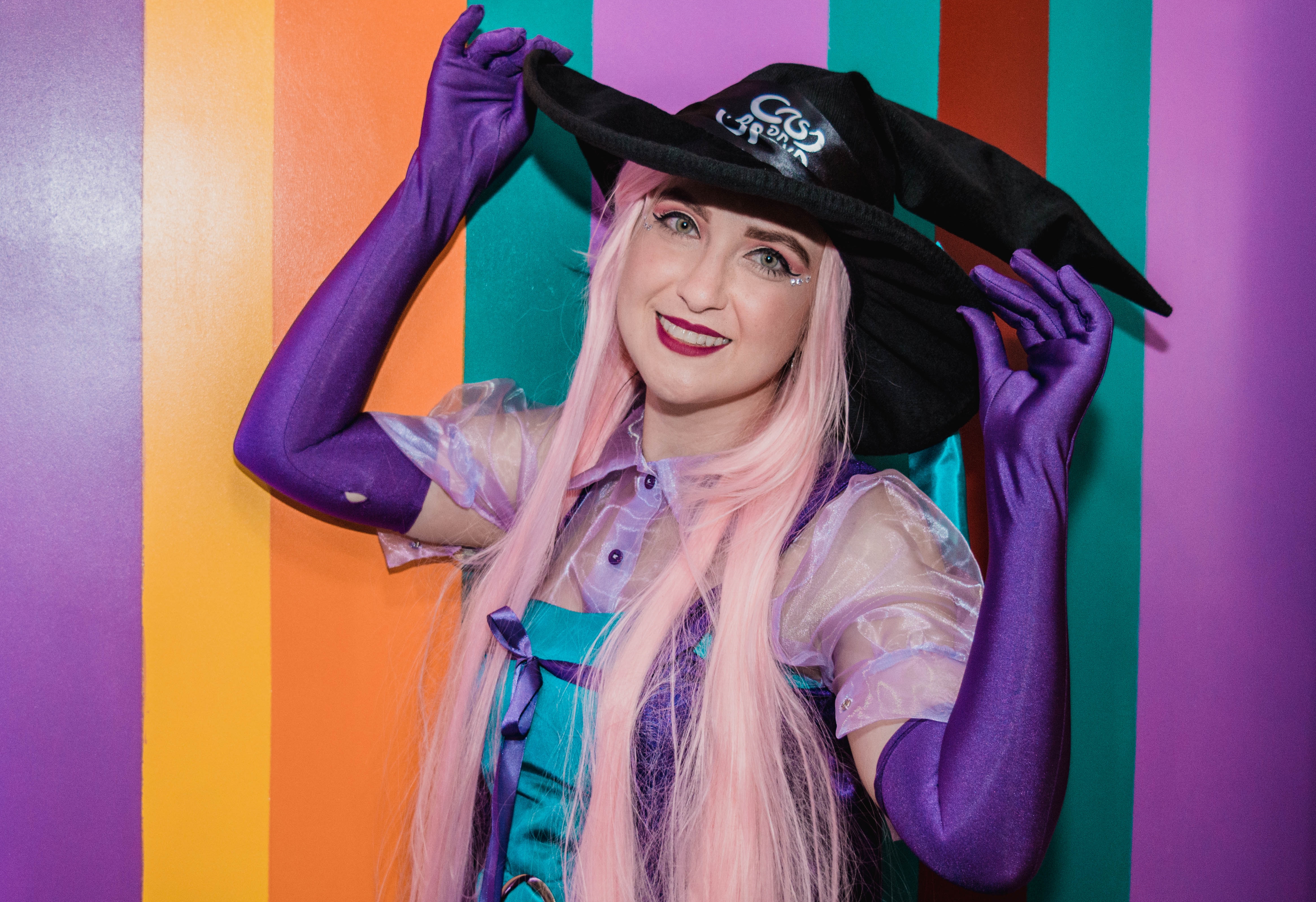 A Bruxinha preparou oficina de máscaras e uma seleção para o Ministério da Magia durante seu bloquinho de Carnaval (Foto: Divulgação)