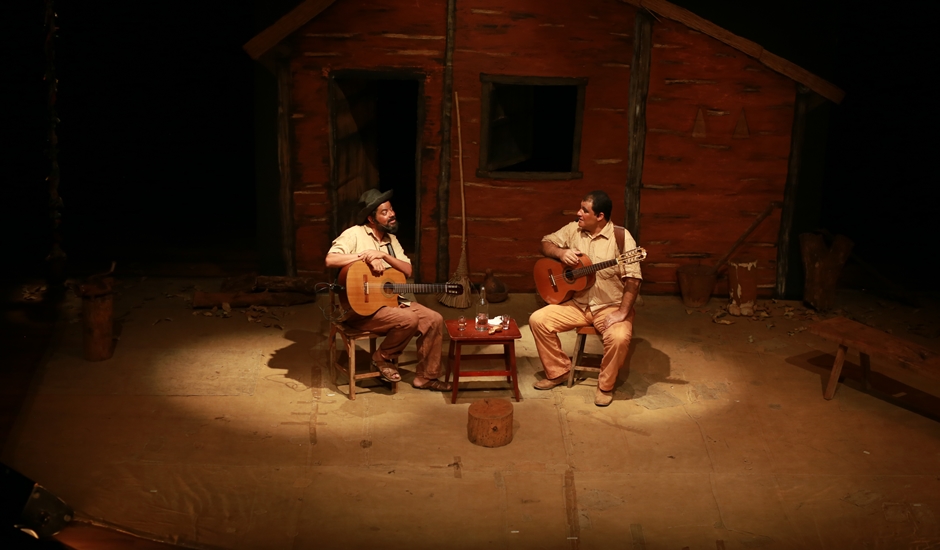 Artistas Alex Pereira e Saulo Lopes, em apresentação de Causos, Viola e Cachaça (Foto: Cristovão Matos / Divulgação)