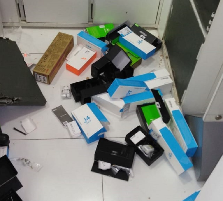 Caixas dos aparelhos celulares furtados na loja (Foto: Reprodução)