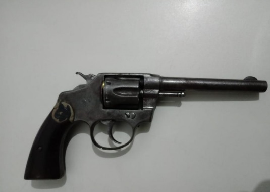 Arma encontrada com o suspeito (Foto: Divulgação / PC)