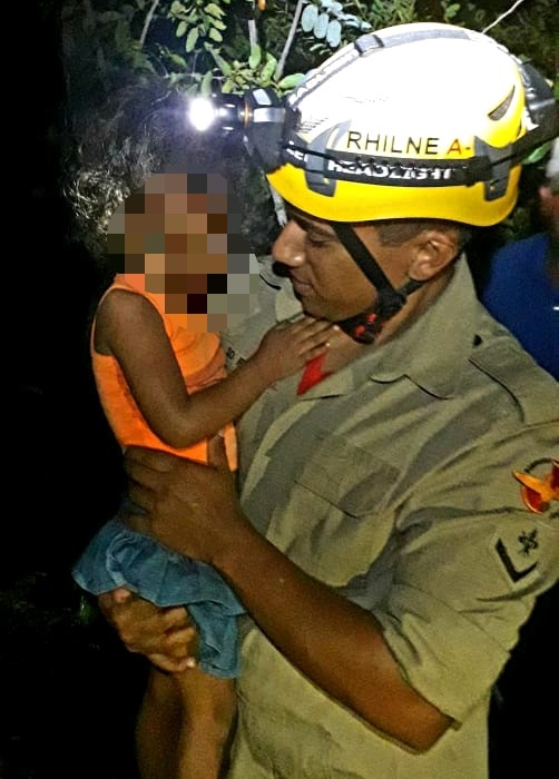 A menina estava tremendo de frio e assustada quando foi resgatada pelos bombeiros (Foto: Divulgação/CBMGO)