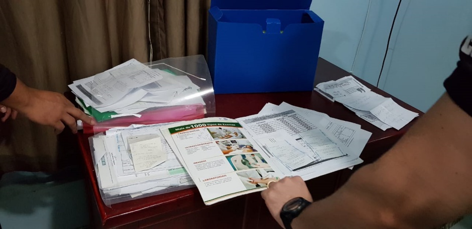 Atestados em branco, documentos e o carimbo de um médico foram encontrados na casa do suspeito (Foto: Divulgação / PC)