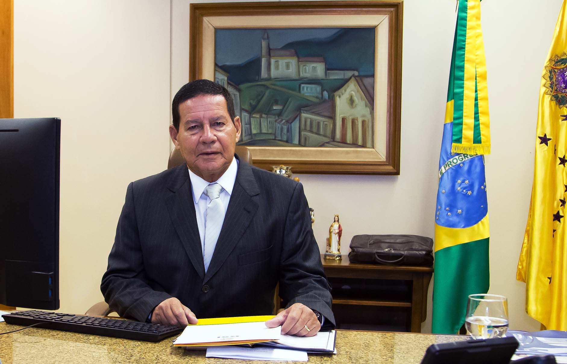 Mourão diz que manifestações desta semana estão ligadas "ao extremismo internacional" e critica Celso de Mello