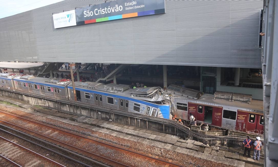 Bombeiros tentam para retirar maquinista preso às ferragens (Foto: Fabiano Rocha / Agência O Globo)