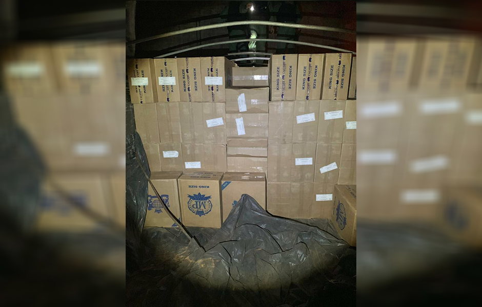 Carga dentro do caminhão Volvo (Foto: Divulgação / PM)