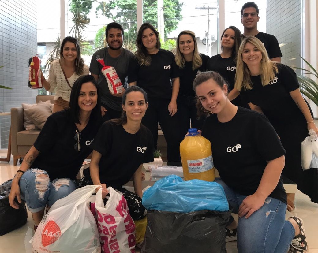 Os voluntários do 'Invisível Go' fazem seis ações por mês, distribuindo doações para os moradores de rua (Foto: Arquivo pessoal / Ludymilla Lima)