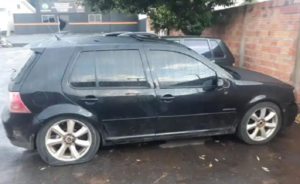 Foram achados dois tabletes de droga no interior do veículo (Foto: Divulgação/Polícia Militar)