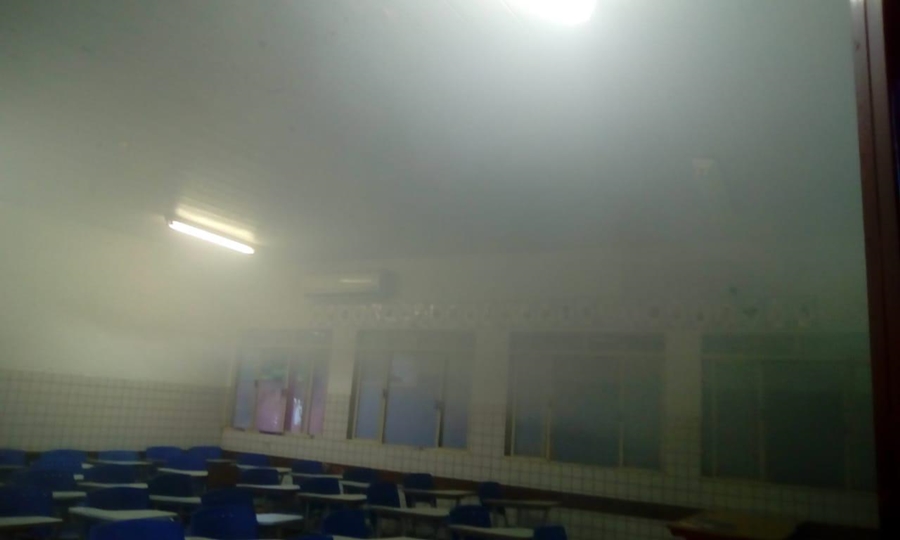 Uma das salas de aula atingidas pelas chamas (Foto: Leitor / Mais Goiás)