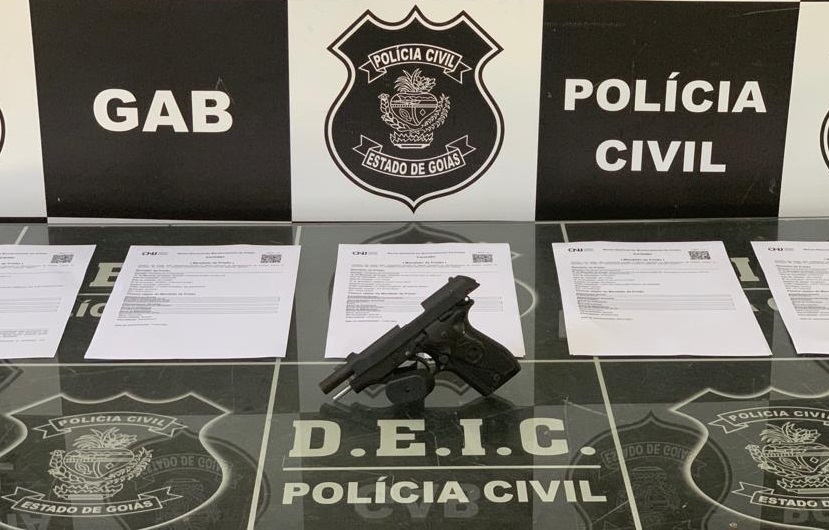 Deic irá indiciar irmãos por porte ilegal de arma de uso restrito (Foto: Divulgação/DEIC)