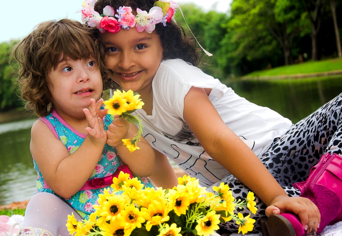 Anna Beatriz e Sophia são melhores amigas. Anna protege a irmã e morre de orgulho da irmã com síndrome de down (Foto: Arquivo Pessoal)