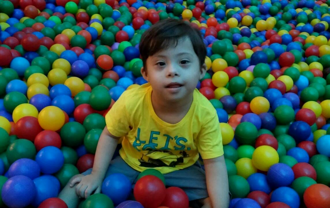 Artur conquista todo mundo por onde passa com seu jeito carinhoso e brincalhão (Foto: Arquivo Pessoal)