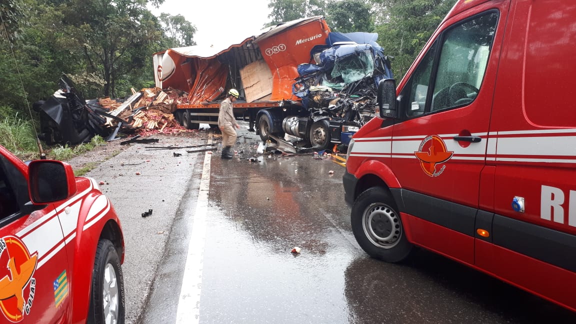 Caminhões colidiram frontalmente na BR-153 (Foto: Divulgação/ Corpo de Bombeiros)