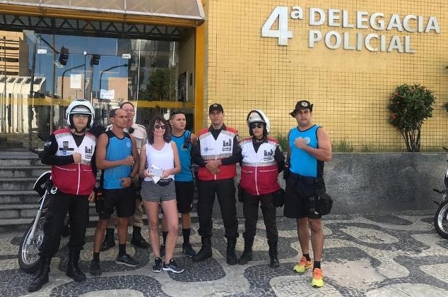 Turista ao lado da Guarda Municipal do Rio (Foto: Divulgação/Guarda Municipal do Rio)