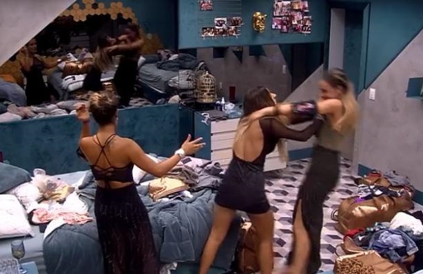 Hariany joga Paula no chão enquanto Carol tenta apaziguar briga (Foto: Reprodução)