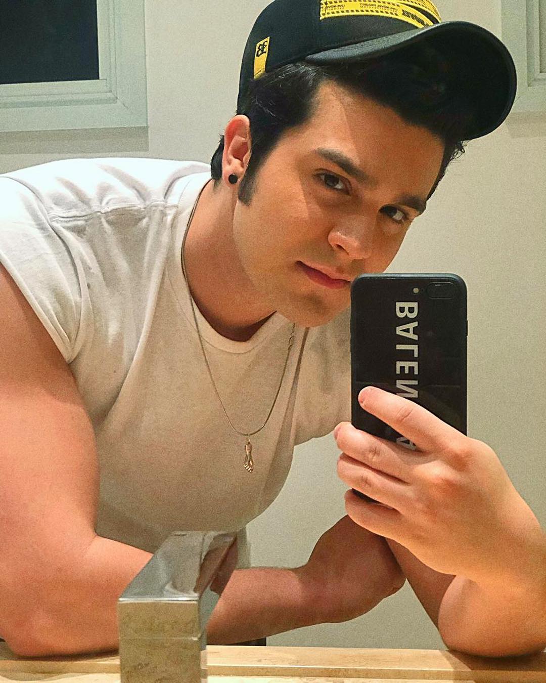 Cantor Luan Santana sem barba