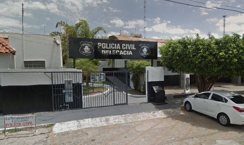 agredir-Homem é preso por agredir funcionário com facão, em Caldas Novasa tiros na casa em que morava, em Caldas Novas. Kleber Oliveira foi atingido por quatro disparos nos braços e cabeça. Caso é investigado pela delegacia de Polícia Civil de Caldas Novas (Foto: Reprodução / Google Maps)