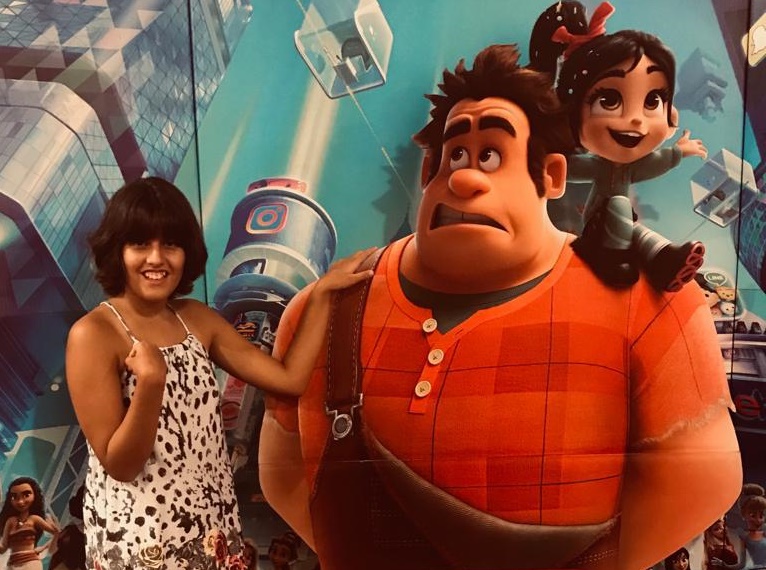 Nicole tem autismo, mas isso não a impede de adorar natação e ir ao cinema (Foto: Reprodução)