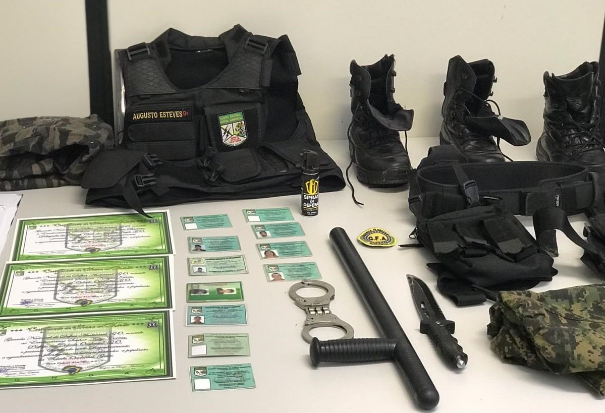 Foram apreendidos vários itens na Operação Fake Police (Foto: Divulgação/Polícia Civil)