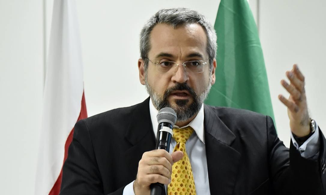 Comissão de Ética adverte ministro da Educação por quebra de decoro