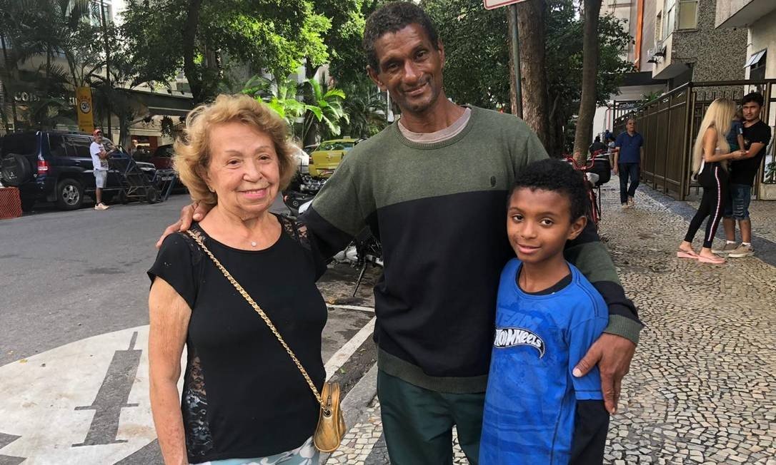 Varlei Rocha ajudou Anúzia  durante o temporal que atingiu o Rio de Janeiro (Foto: Reprodução)