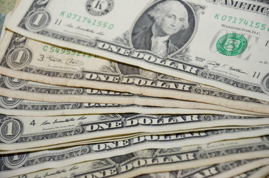 Dólar fecha em R$ 4,20 com chegada de coronavírus da China nos EUA