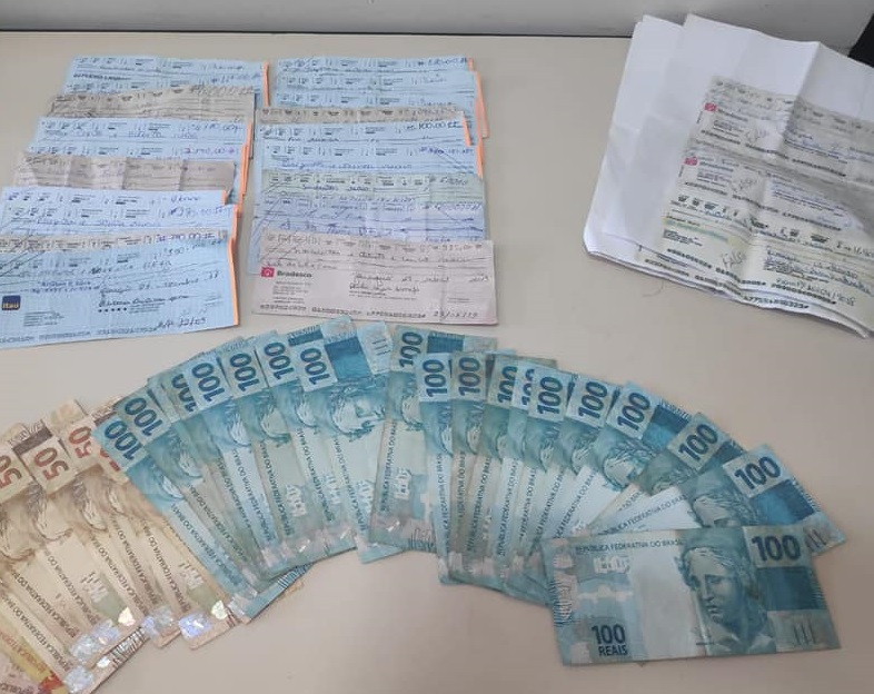 Vários cheques e dinheiro em espécie (Foto: Divulgação/Polícia Civil)