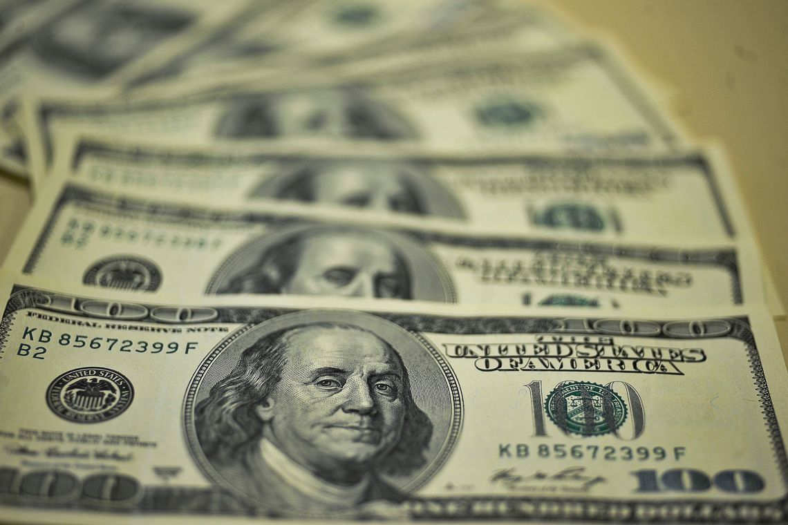 Dólar abre semana em queda e fecha o dia vendido a R$ 4,92