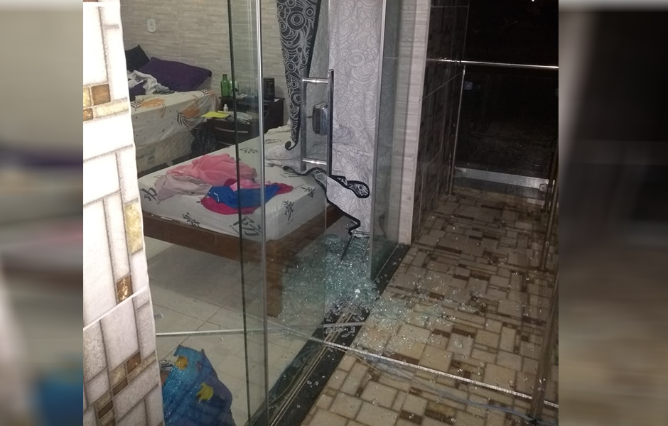 Para realizar o roubo, o suspeito quebrou uma porta de vidro da residência (Foto: Divulgação / PM)