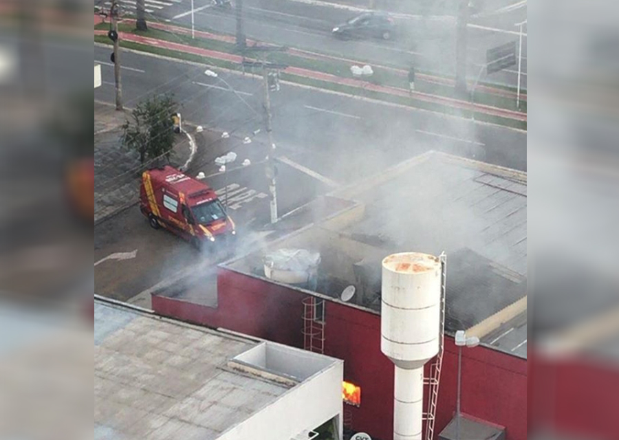 Incêndio se concentrou em uma antiga sala administrativa do estabelecimento (Foto: Leitor / Mais Goiás)
