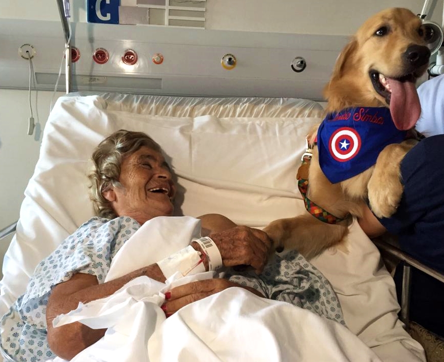 A paciente Maria Raquel toda alegre com a visita do Simba! (Foto: Fabricio Moretti/Mais Goiás)